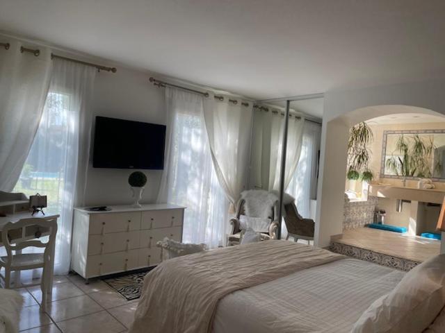 B&B Les Muscades Saint-Étienne-du-Grès Eksteriør billede
